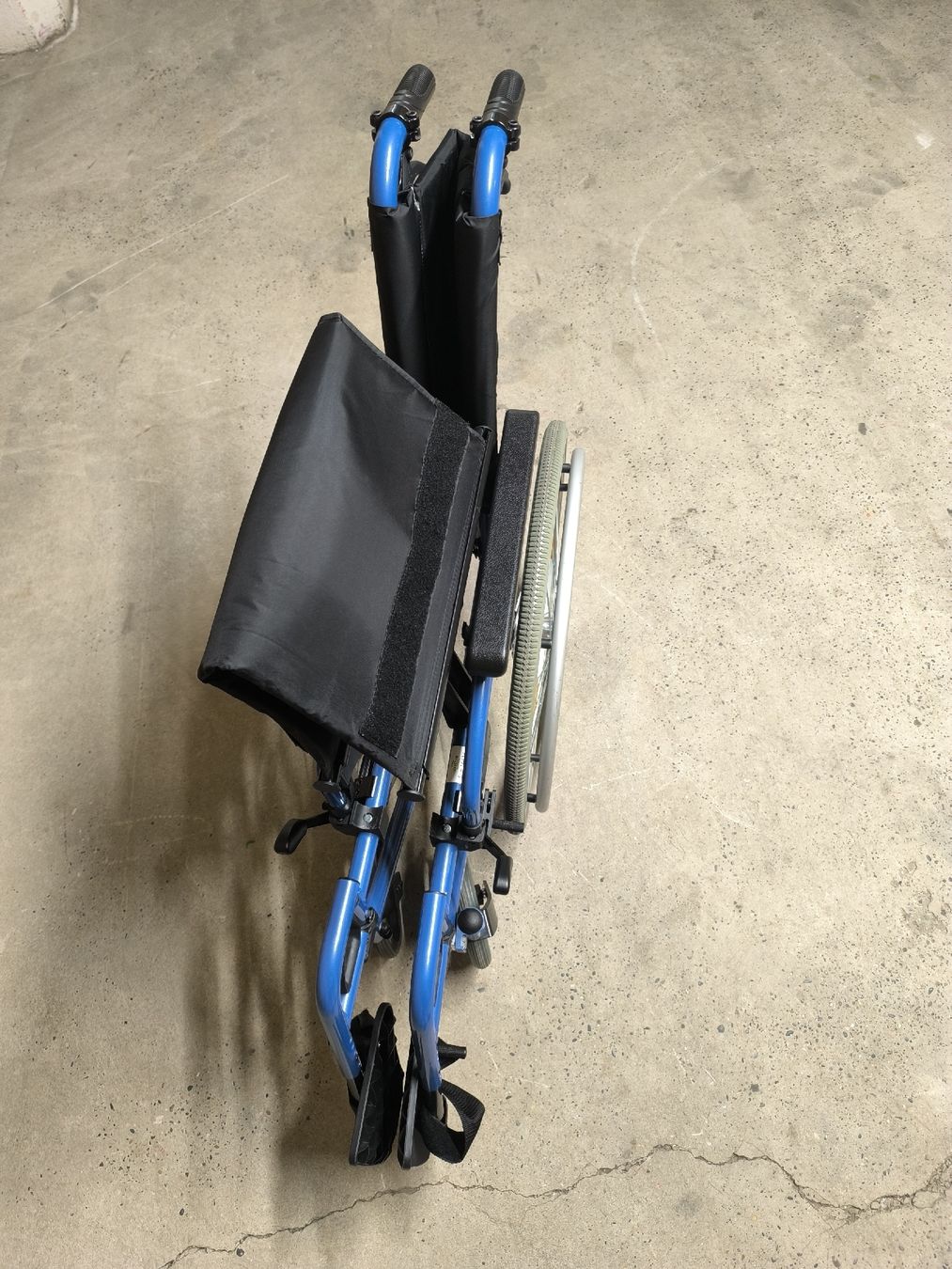 Chaises roulantes: Rollstuhl PyroStart+ Sitzbreite 43cm – D'occasion à Allschwil par BezoBezo 4