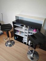 Bar et ses deux tabourets