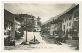 AK Gruyères Rue et le crucifix