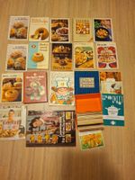Lot mit 16 Back-/Kochbüchern, 3 Hefte, 1 Box mit Rezepten