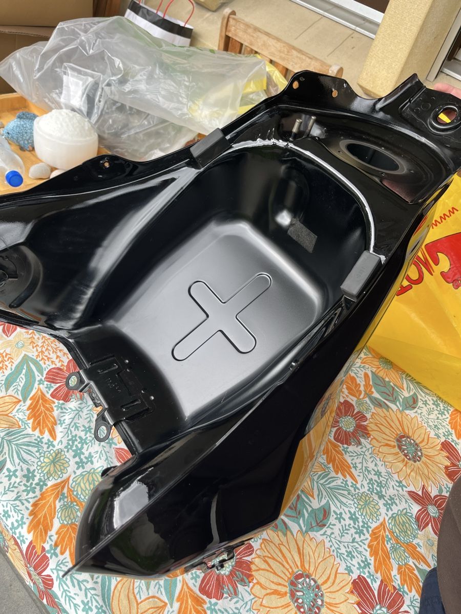 Suzuki Tutti i ricambio per moto: Tank Suzuki v Strom 650 – Usato da Langenbruck venduto da cde_tx7d 6