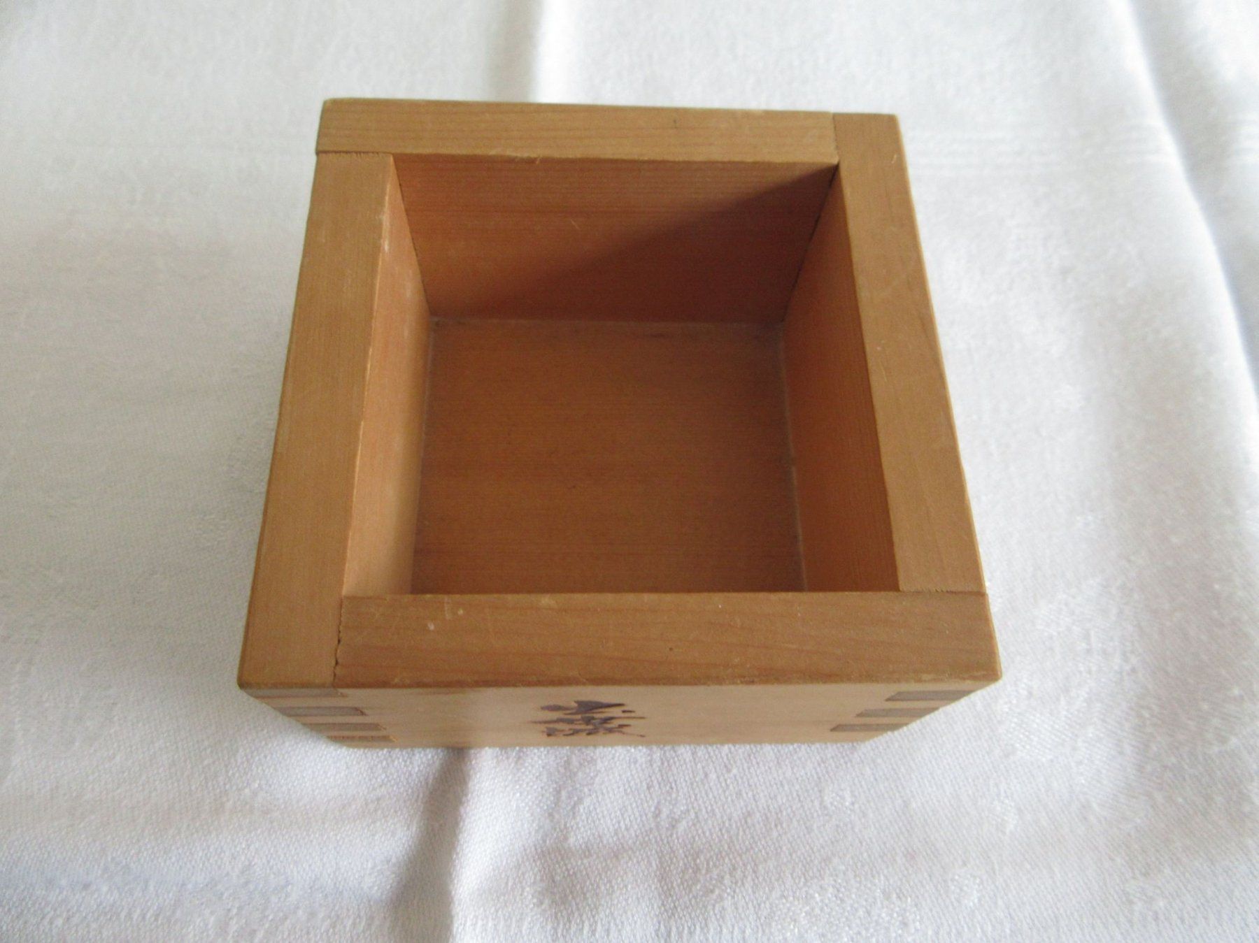 Bevande alcoliche: Alter japanischer Sake, ungeöffnet, mit Holzbecher – Usato da Binningen venduto da tempipassati 8