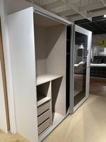 Neuwertig: Kleider-/ Schwebetürenschrank mit Spiegelfront