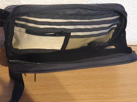 Bauchtasche schwarz, geräumig, gut organisiert