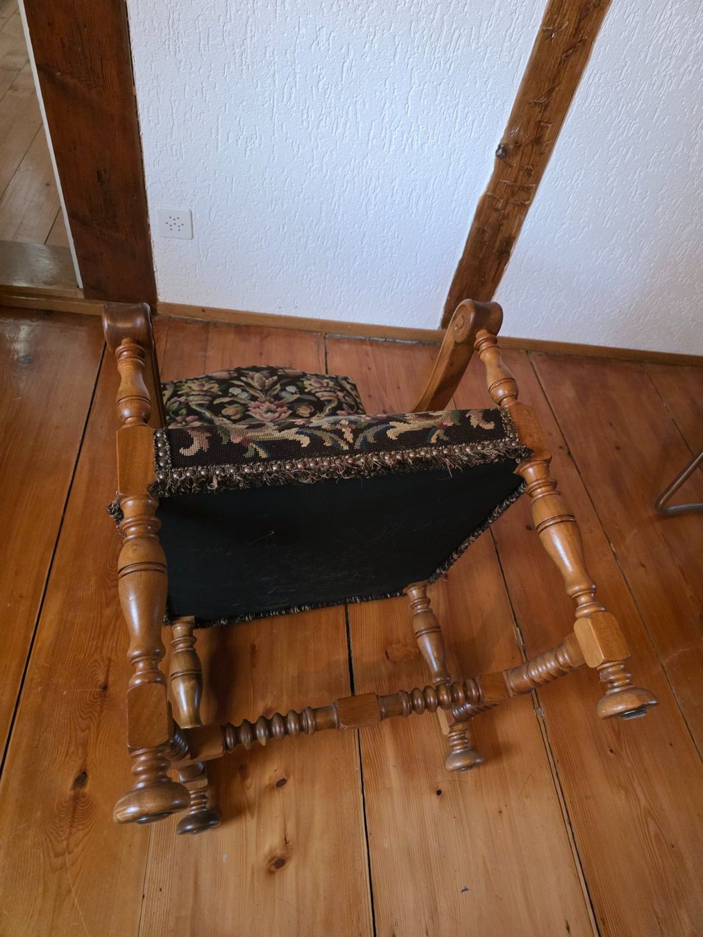 Poltrone: Antiker Gobelin Thron Hocker Sessel Stuhl Holz – Usato da Walterswil BE venduto da Lonitti 3