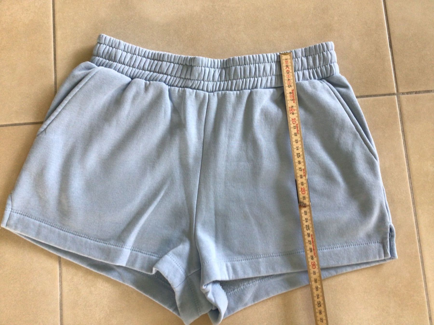 Pantaloni: hellblaue Shorts, Grösse M – Usato da Frauenfeld venduto da Stehojen 2