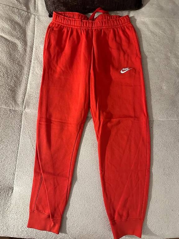Pantaloni: Nike Hose in Rot, Gr. M – Usato da Aarburg venduto da DonjetaK