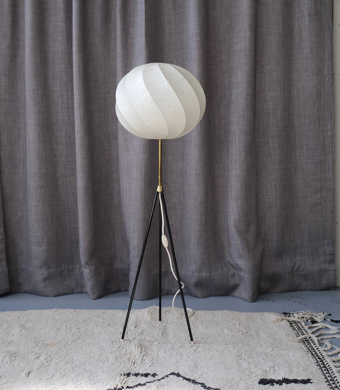 Lampade: Tripod Cocoon Floor Lamp 1960,s – Usato da Bern venduto da Zmodern_VIN 5