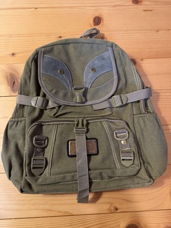 Khaki Rucksack, viel Stauraum, aus Kuba