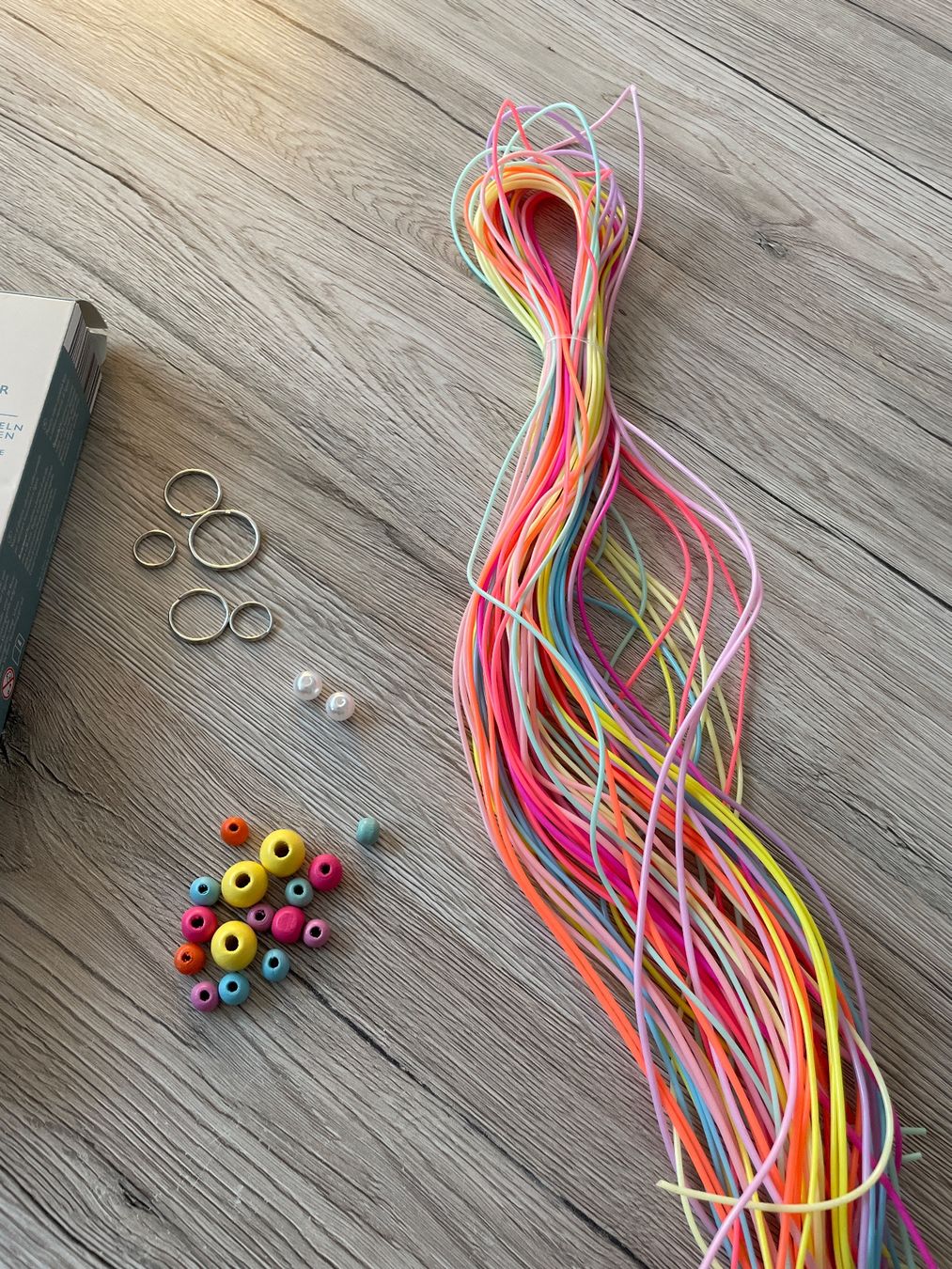 Kit bricolage: Kunstoff-Bänder basteln - Freundschaftsbänder – Usato da Neftenbach venduto da Justine76 1