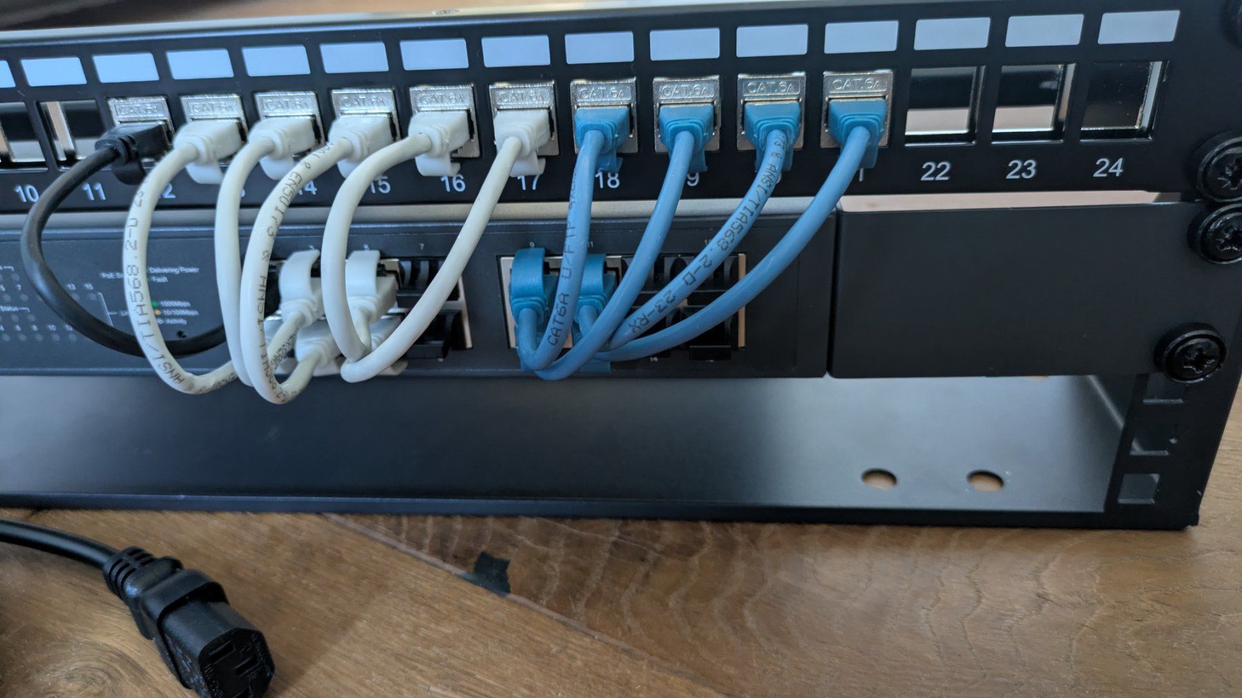 TP-Link Hub & Switch: TP-Link Switch TL-SG1016PE + Patchpanel, Keystone und Kabel – Usato da Herisau venduto da Old_nr7 2