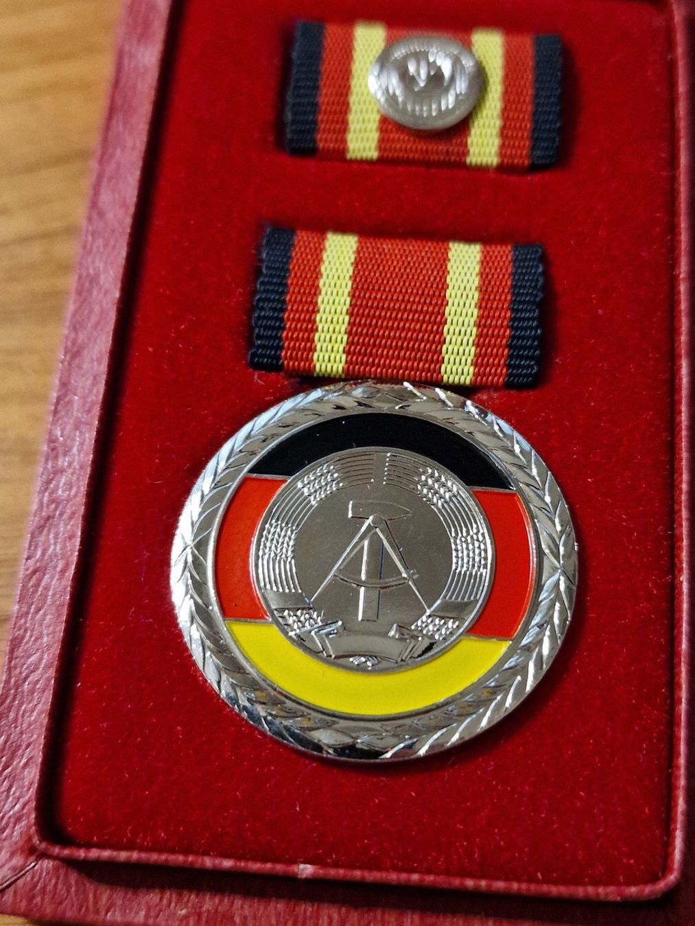 Medaglie: DDR Verdienstmedaille / Ehrenzeichen mit Etui – Nuovo (secondo la descrizione) da Zürich venduto da Allerlei_Shop 2