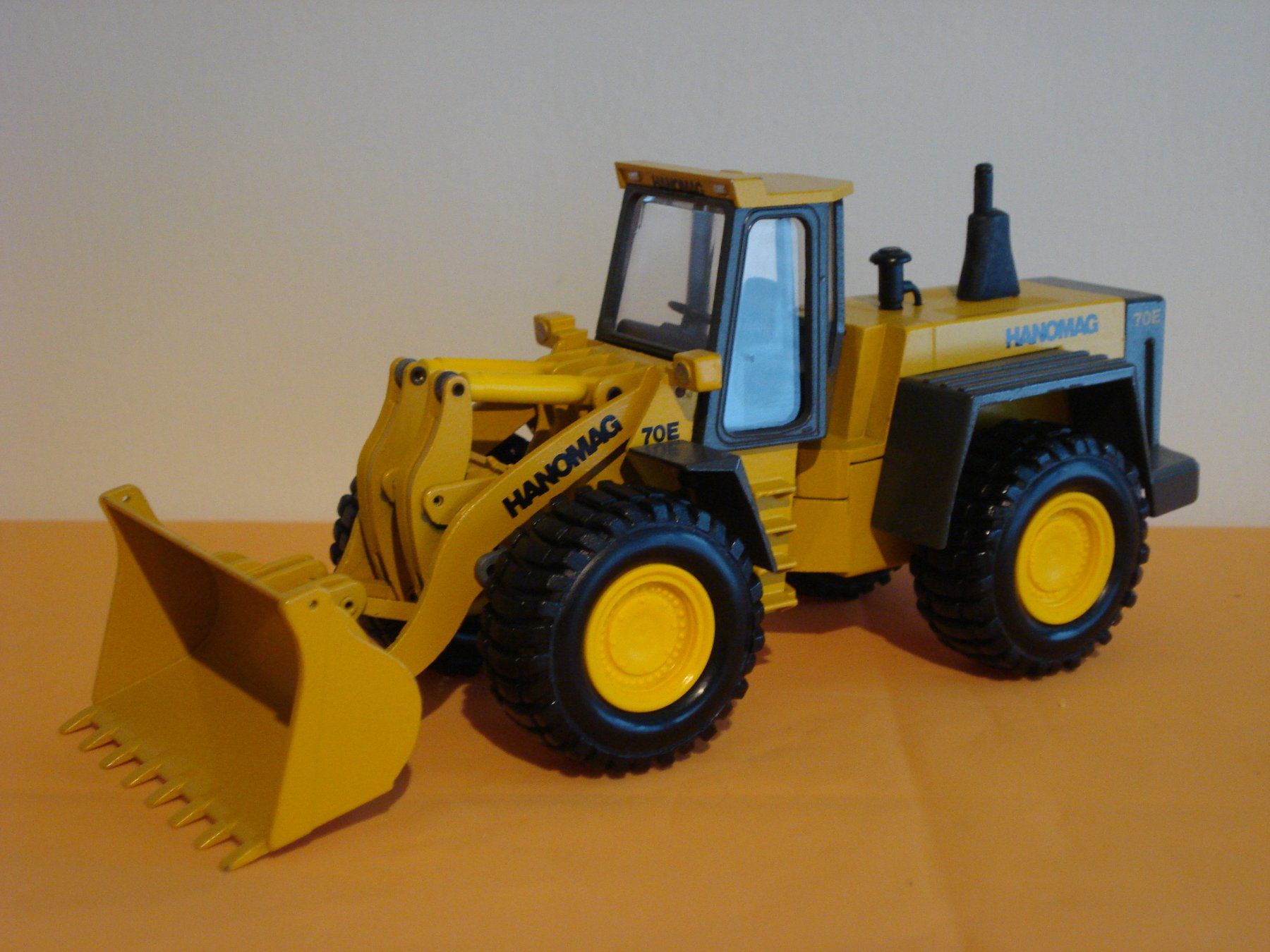 Conrad Kit di modellismo & Modellini statici: HANOMAG 70 E Radlader – Usato da Mitlödi venduto da worker04