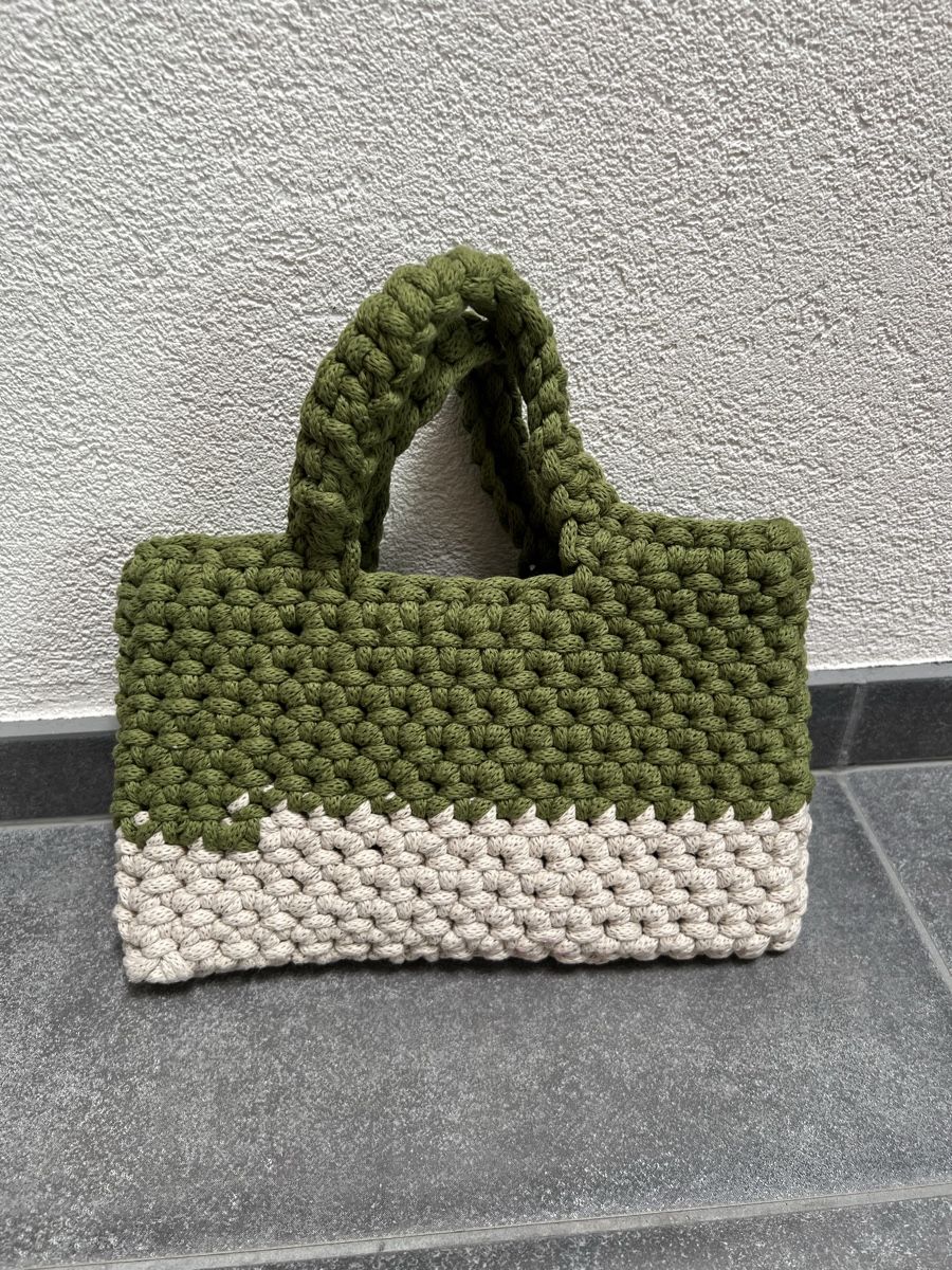 Borse da donna: Selbstgehäckelte Tasche, grün/beige – Usato da Wettswil venduto da alstel24 2