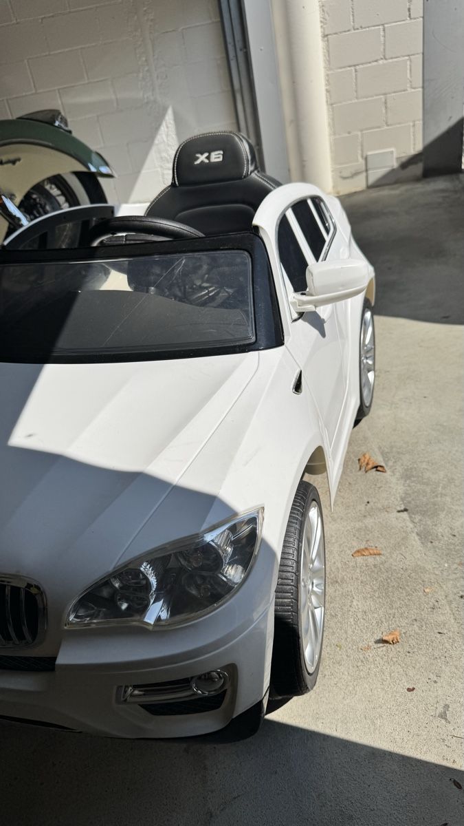 BMW Veicoli per bambini: Kinder Elektroauto BMW X6 weiss  – Difettoso da Untersiggenthal venduto da Jaymoni 2