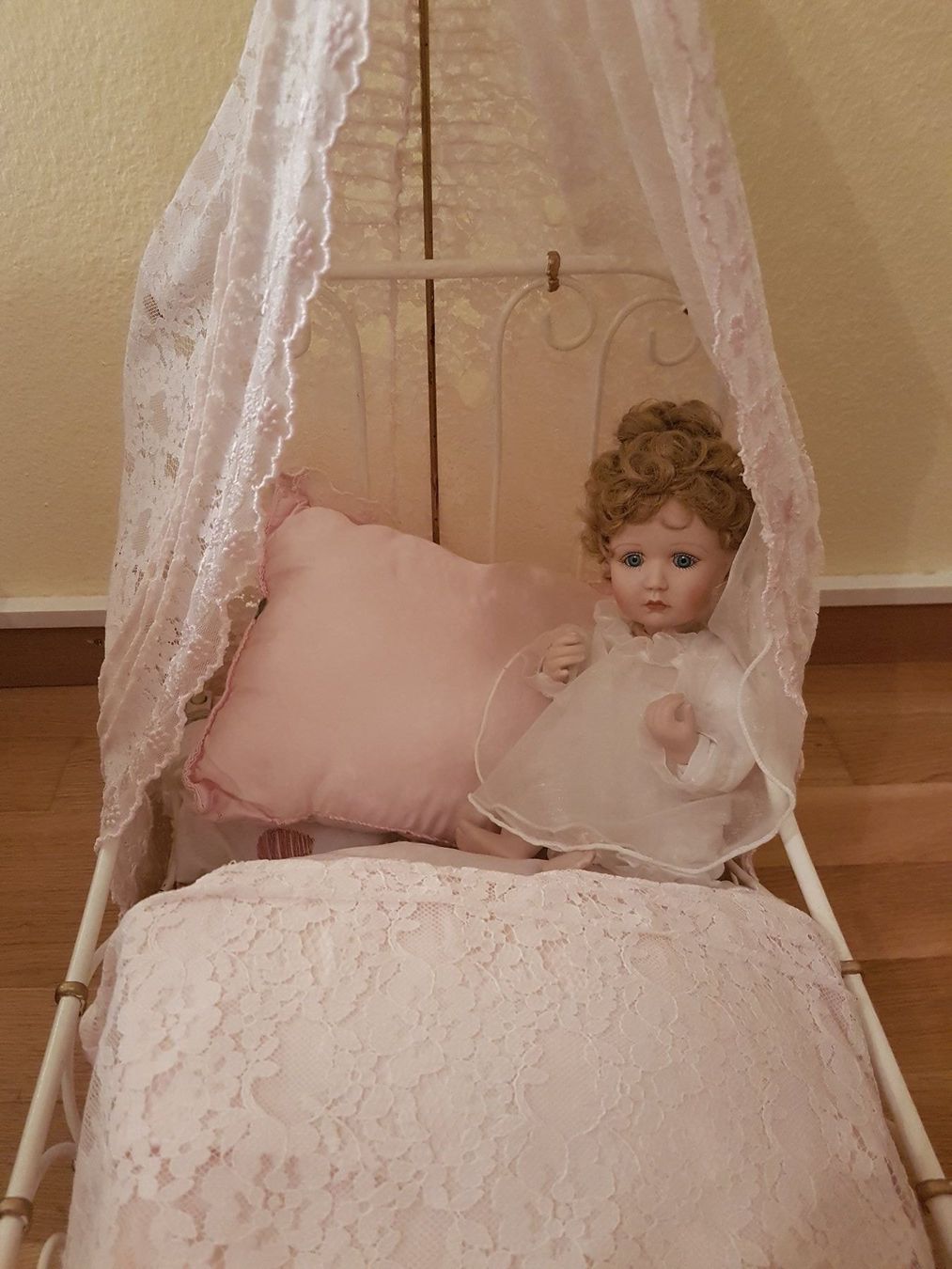 Puppen: Porzellan Puppe mit Bett – Gebraucht aus Schliern b. Köniz von elloco83