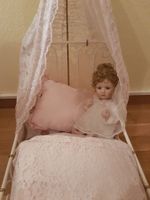 Porzellan Puppe mit Bett
