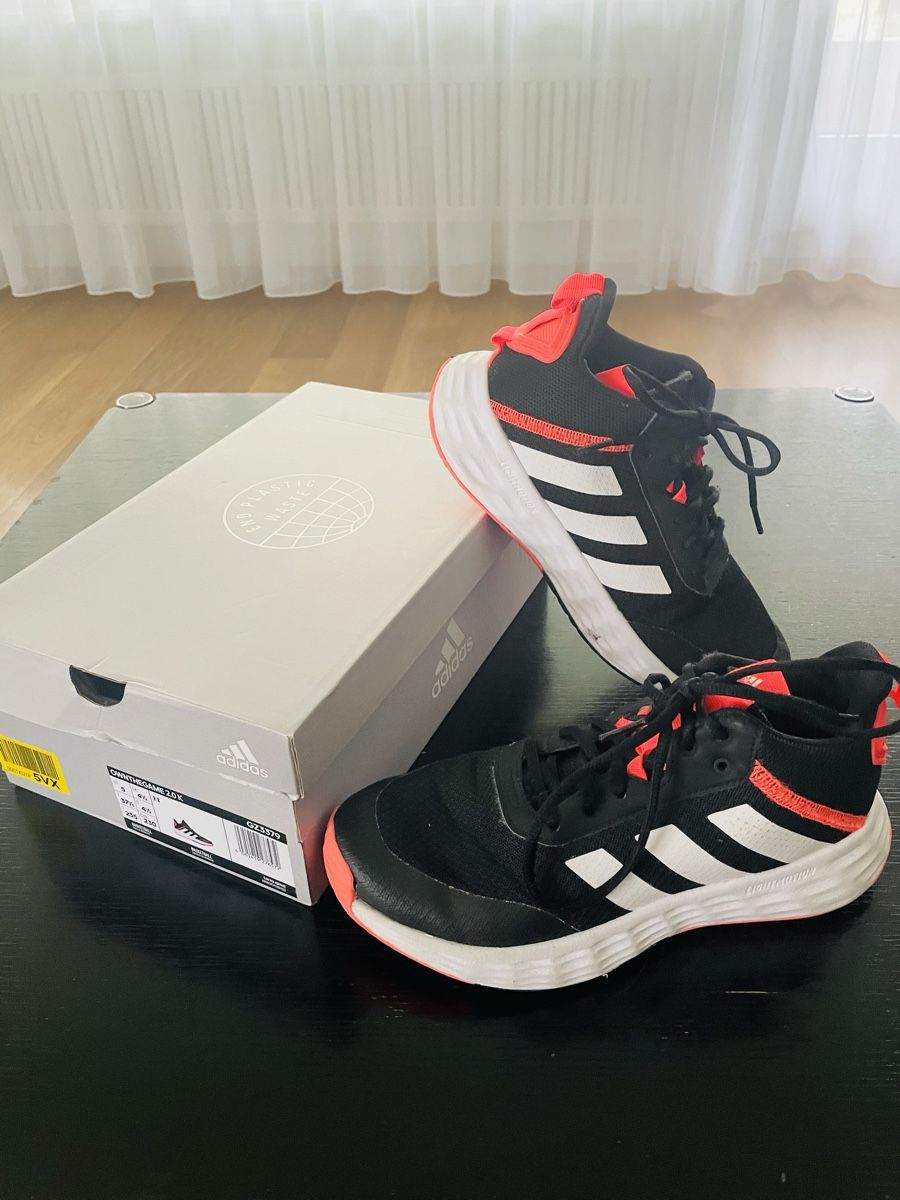 Adidas Scarpe per ragazze: Hallenschuhe  Adidas Gr. 37 1/3 – Usato da Thun venduto da Adrian131