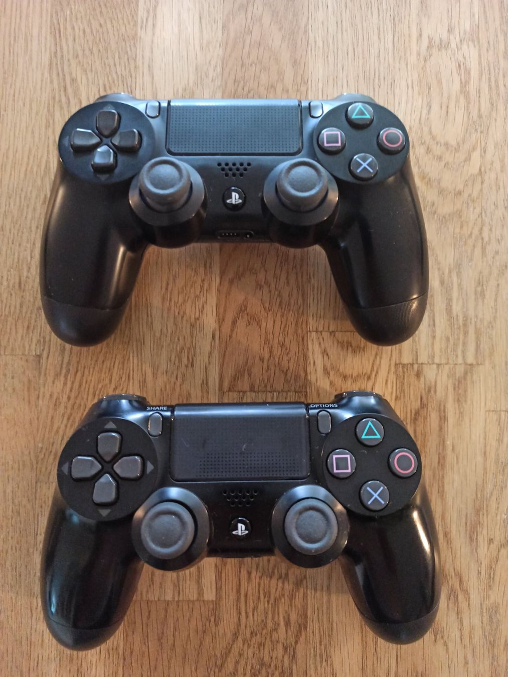 Controller: 2 x Original Controller Sony PS4 Wireless DualShock 4 V2 – Usato da Oberweningen venduto da mar_87mx
