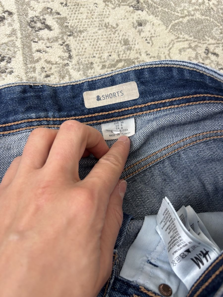 H&M Jeans: H&M Denim Shorts Size 38 NP: 45.- – Nuovo (secondo la descrizione) da Horgen venduto da lme_8kj7 2