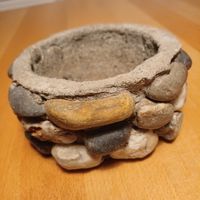 Aschenbecher mit Natursteinen, betoniert