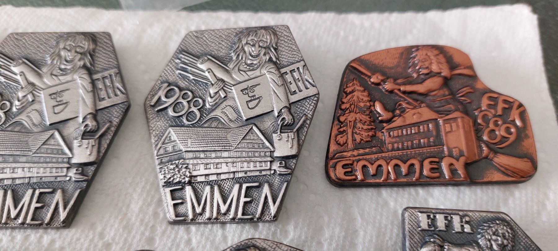 Placchette & Badge: Fasnachtsplaketten Emmen LU (21) – Nuovo (secondo la descrizione) da Rotkreuz venduto da JustForSale 2