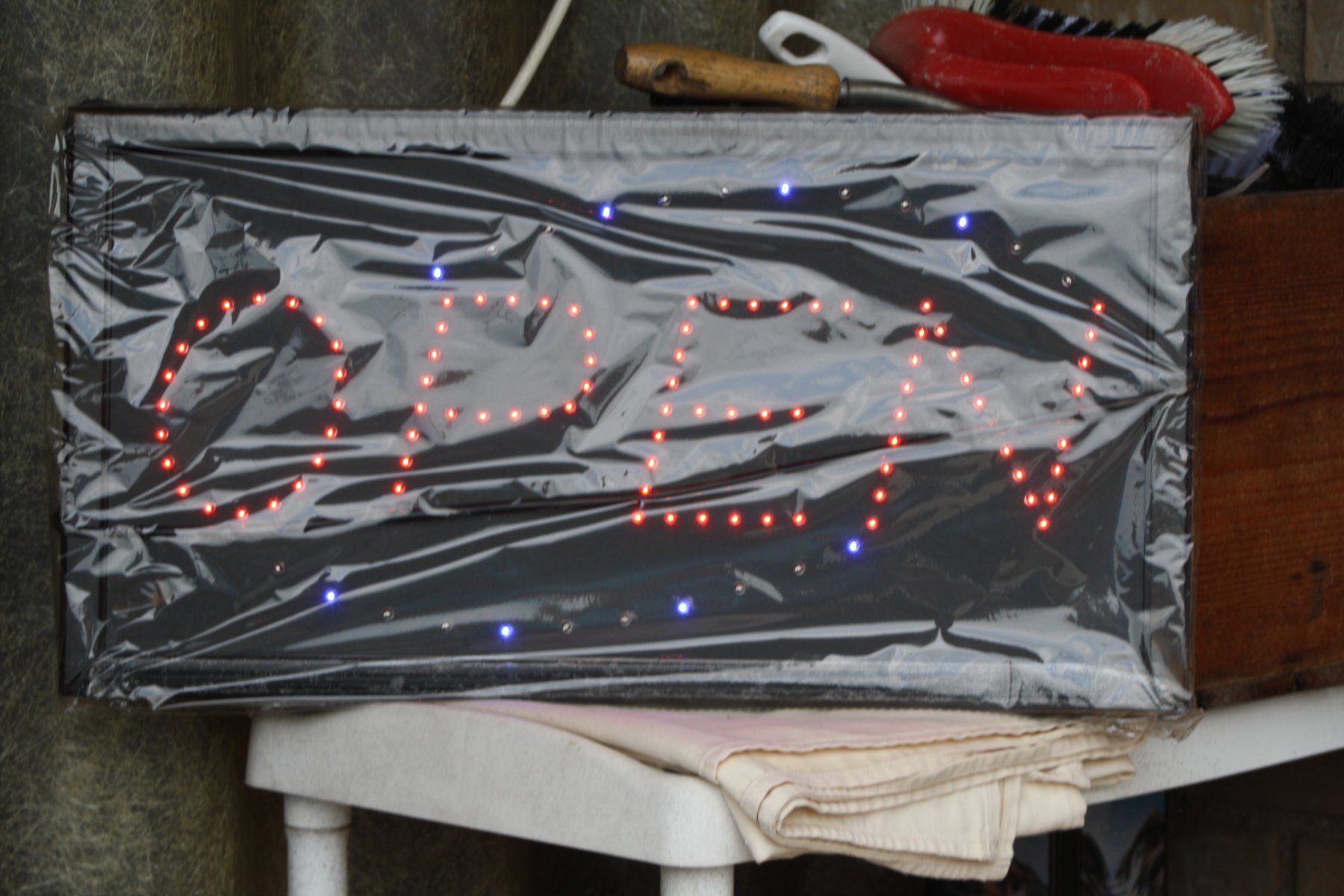 Insegne: OPEN LED SCHILD WERBUNG.... – Usato da Wauwil venduto da Pneuedy 1