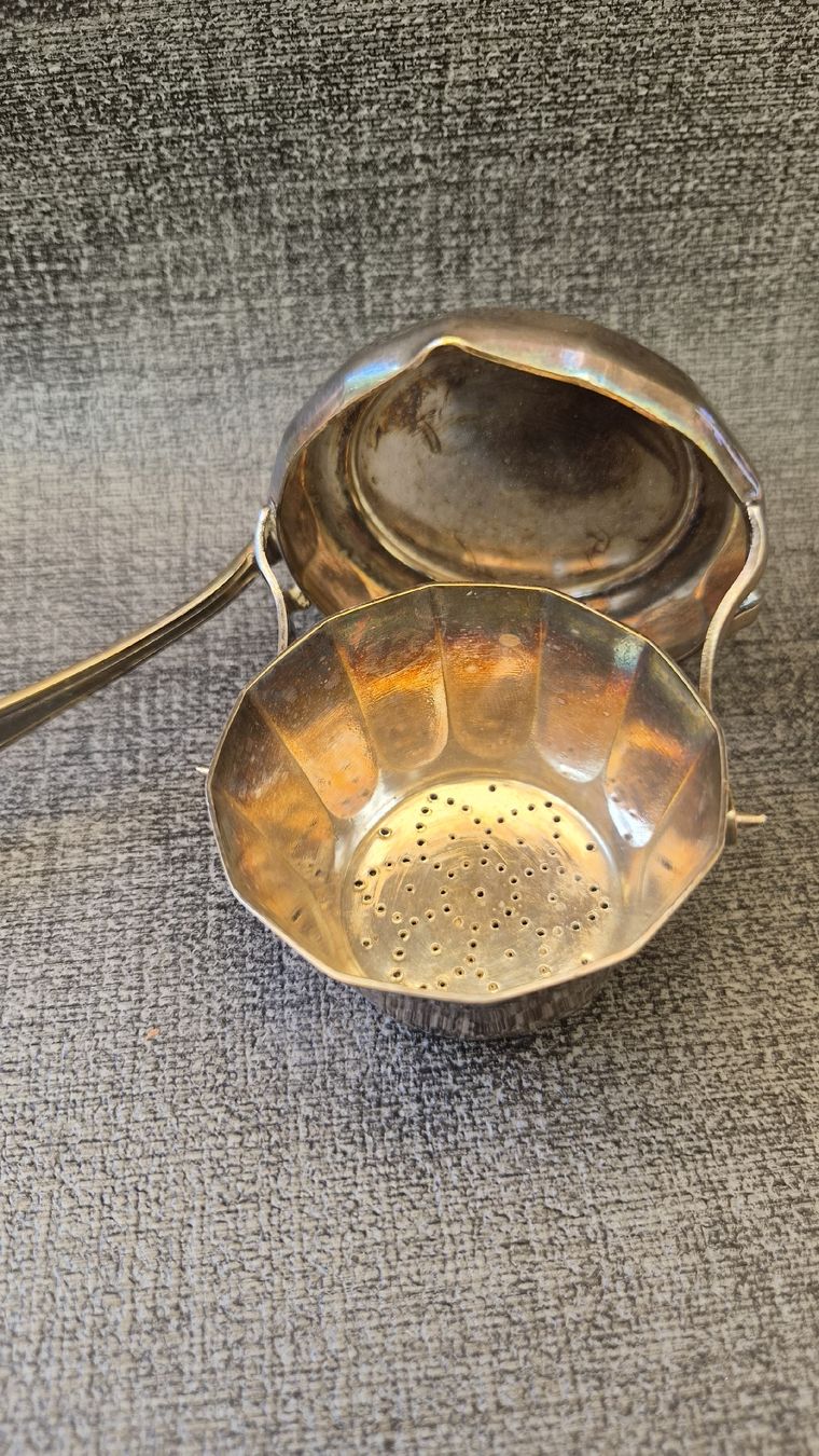 Set di piatti: Teeliebhaber Tee-Ei mit Löffel und Ständer versilbert alt – Usato da Titterten venduto da Neleh82 1