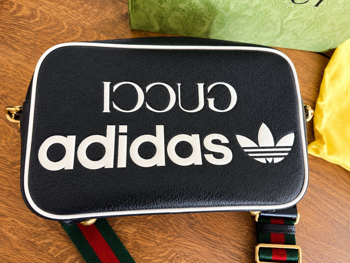 Gucci Sacs: Gucci x Adidas Umhängetasche – Neuf (Voir description) à Sissach par Alexgo78 1