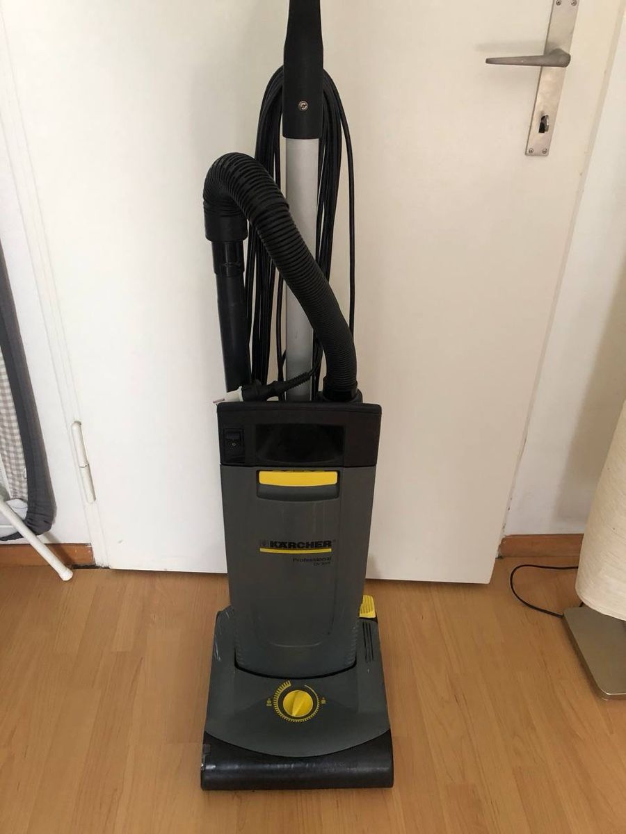 Kärcher Aspirapolveri & Accessori: Kärcher CV30/1 TEPPICHBÜRSTSAUGER – Usato da Thalwil venduto da SlavStore