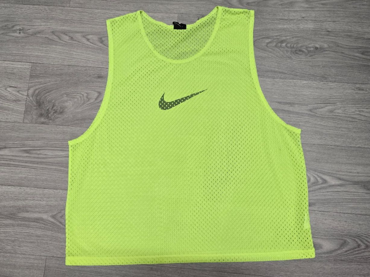 Nike T-shirts: Nike Trainingsleibchen / Bib in lime – D'occasion à Thalwil par VitaMini