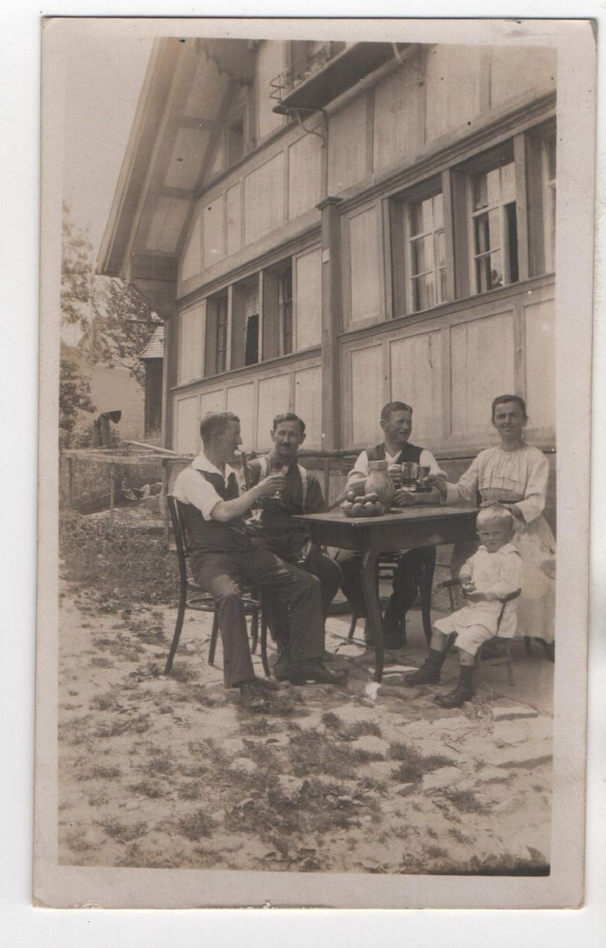 Cartoline postali: FAMILIE vor Ostschweizer Haus - Mann mit Tabakpfeife – Usato da Jona venduto da philajona