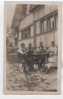 FAMILIE vor Ostschweizer Haus - Mann mit Tabakpfeife