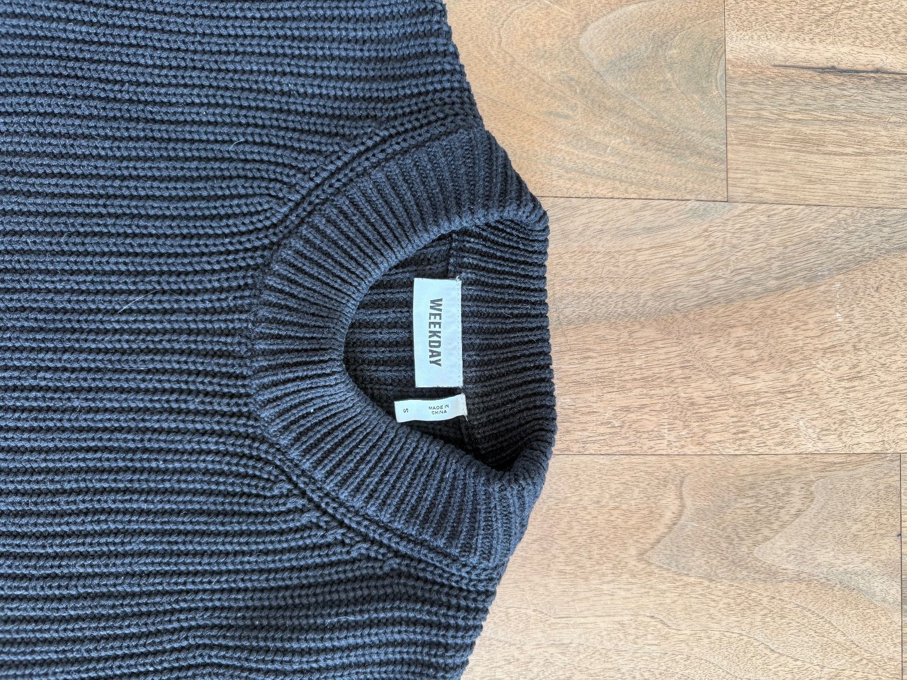 Weekday Pullover & Sweatshirts: Pullover schwarz Grösse S Marke WEEKDAY – Gebraucht aus Ebmatingen von sir_92qc 1
