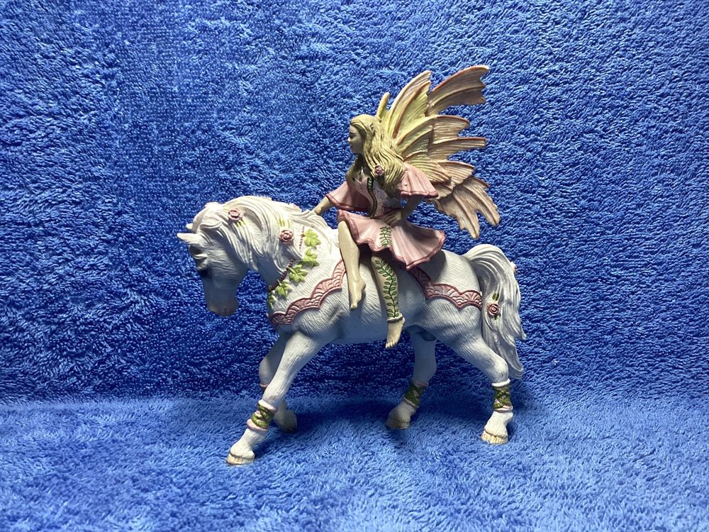  Foto zu Schleich Elfe auf Pferd. 