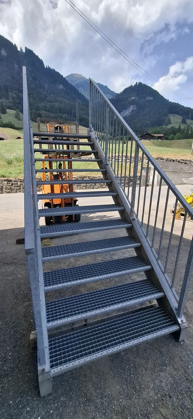 Treppen: Treppe verzinkt mit Geländer – Gebraucht aus Reichenbach i. K. von Wskorpion