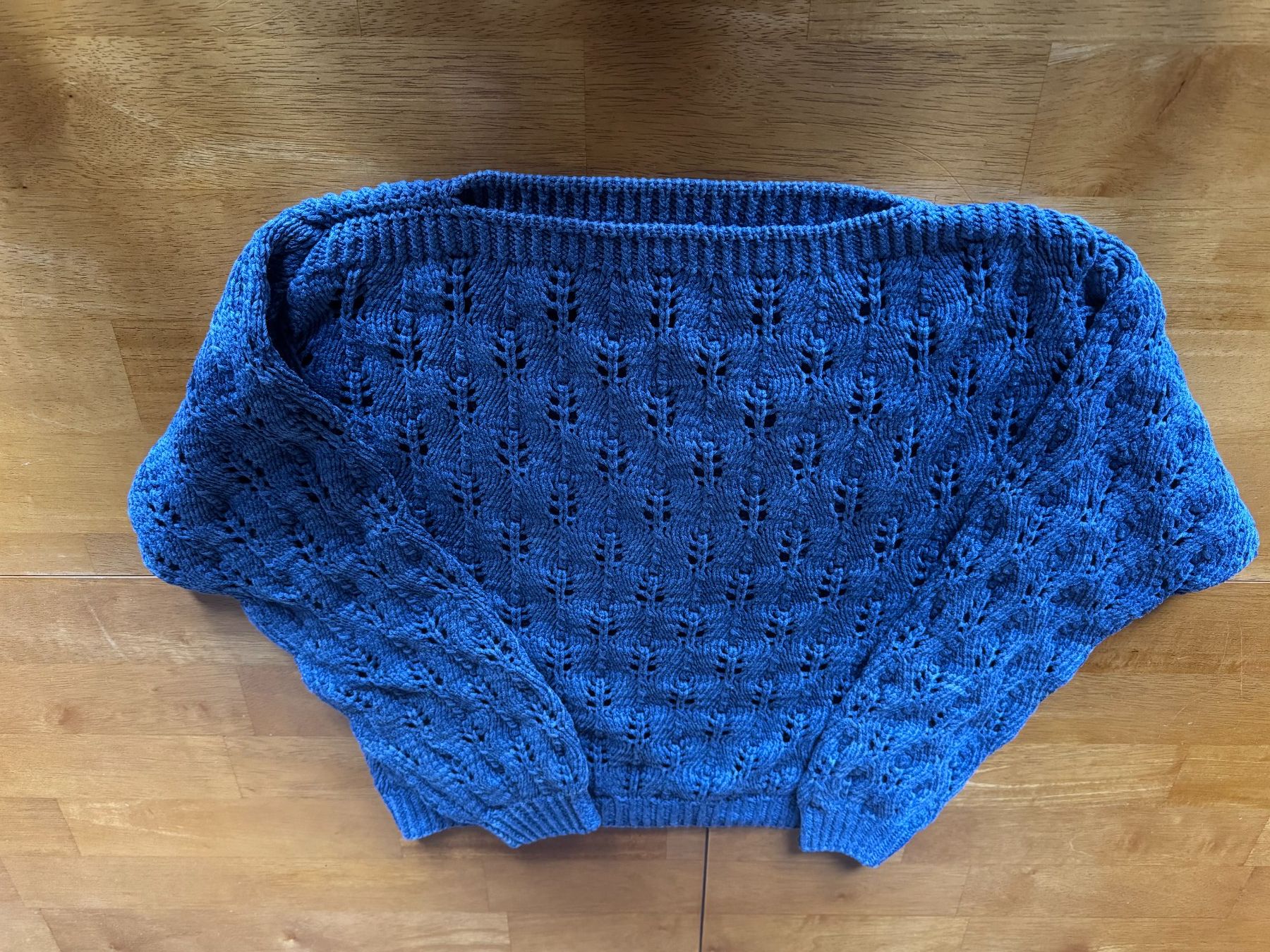 Maglioni & Felpe: Pull coton en maille ajourée bleu, idéal pour la mi-saison! – Usato da Athenaz (Avusy) venduto da Kurtzuegg 1