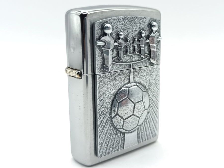 Zippo Feuerzeuge: ZIPPO Kicker Emblem Feuerzeug 2007885 – Neu und originalverpackt aus Ennenda von Benzinflamme 1