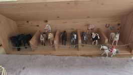 Schleich_Spielpferde Konvolut mit Stallungen und Zubehör 