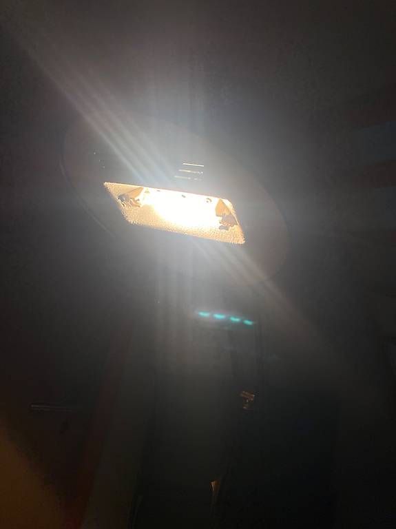 Lampes: Lampe sur pieds Fonctionne – D'occasion à Chamoson par a_laroyale 4