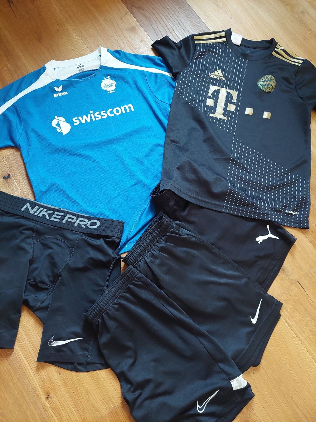 Lotti & Set di vestiti: Fussball Kleiderpaket Gr. 158 – Usato da Schenkon venduto da rausausdemhaus
