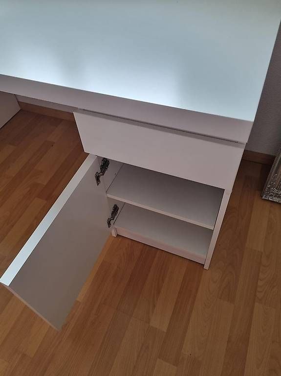 Scrivanie: Bureau blanc avec rangement intégré  bon état – Usato da Apples venduto da ABATilleul 1