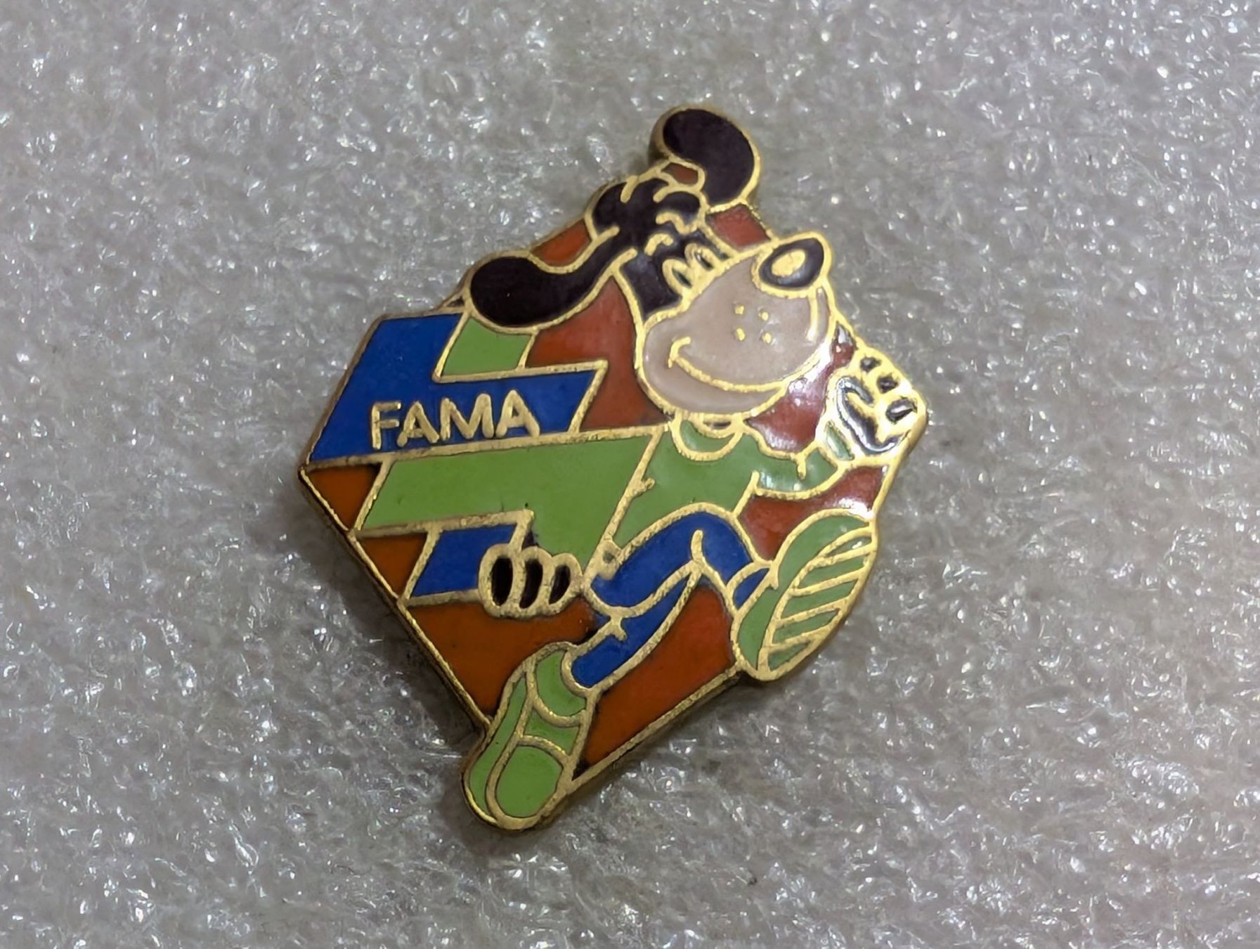 Placchette & Badge: Ansteckpin 214: Fama – Usato da Oppligen venduto da Pin-Fall-Shop