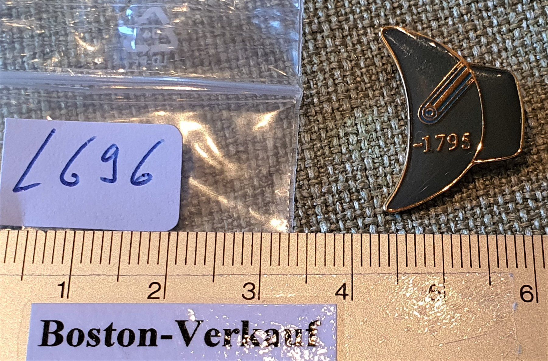 Copricapi, berretti & cappellini: L696 - Pin Basler Polizei Hut - 1795 / Zweispitz – Usato da Reinach BL venduto da Boston-Verkauf 2