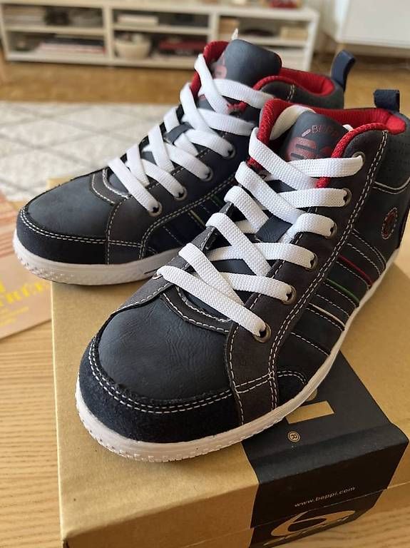 Scarpe da uomo: Paire de baskets cuir bleu marine taille 35 – Usato da Versoix venduto da L_armoire_d_isa