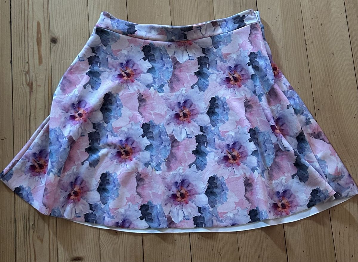 Gonne: Jupe fleurie taille M – Usato da St-Prex venduto da mar_f6t6 1