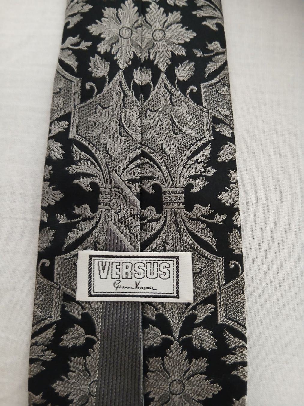 Versace Cravatte: Cravatte Versace Versus – Usato da Genève venduto da GenevaLuxury 4