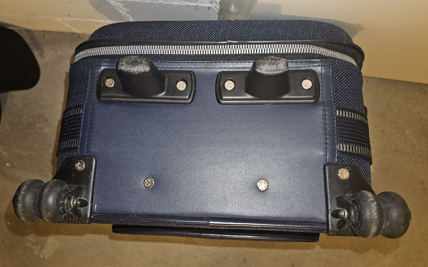 Valigie: kleiner (Kabinen-)Koffer mit 2 Rollen, dunkelblau – Usato da Arbon venduto da Flyaway8 4