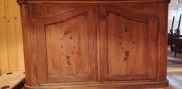 Alter Holzschrank mit Verzierung