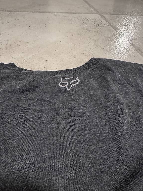 Fox T-shirt: Fox T-Shirt  dunkelgrau – Usato da Thierachern venduto da pelati86 1